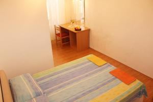 Habitación pequeña con cama y escritorio. en Rooms Lazareti, en Dubrovnik
