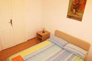 1 dormitorio con 1 cama y una pintura en la pared en Rooms Lazareti, en Dubrovnik