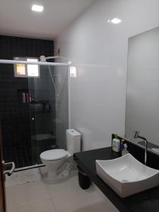 Bathroom sa Exclusivo! Casa nova na beira-mar ideal para famílias