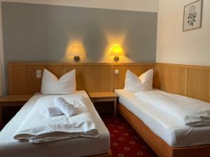 Un pat sau paturi într-o cameră la Hotel und Restaurant Landhaus Veranstaltungshaus