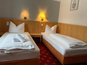 Hotel und Restaurant Landhaus Veranstaltungshaus tesisinde bir odada yatak veya yataklar