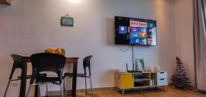 TV a/nebo společenská místnost v ubytování OceanFront at Arterra, fast WiFi, NFlix, kitchen - B or G