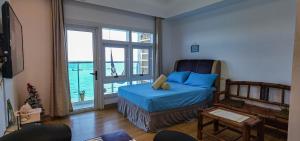 1 dormitorio con 1 cama y vistas al océano en OceanFront at Arterra, fast WiFi, NFlix, kitchen - B or G en Isla de Mactán