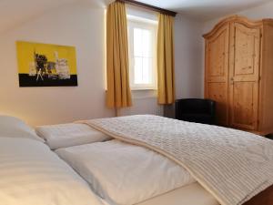 sypialnia z białym łóżkiem i oknem w obiekcie Landhaus Kulm w mieście Bad Mitterndorf