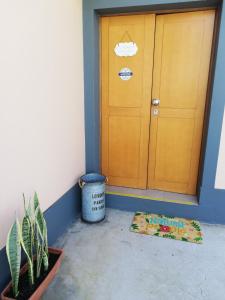 una puerta en una habitación con una maceta y una alfombra en FX Pena en Funchal