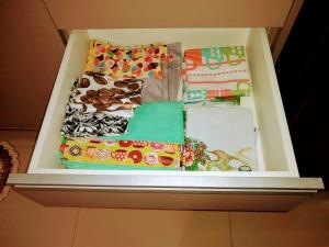 una caja blanca llena de diferentes tipos de regalos en Village Imbassaí en Imbassai