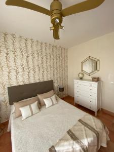 En eller flere senge i et værelse på Precioso adosado rodeado de un entorno verde natural y muy cerca de la playa