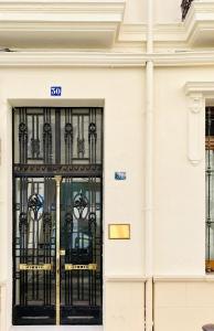 biały budynek z znakiem na drzwiach w obiekcie Sunny Stay Guest Houses w Alicante