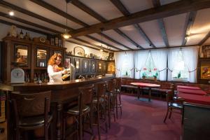 Eine Frau steht in einer Bar in einem Restaurant. in der Unterkunft Hotel König in Remscheid