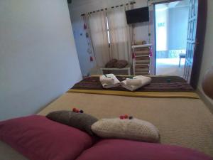 una camera con due letti con cuscini sul pavimento di Los Agustinos a Purmamarca