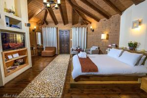 sypialnia z dużym łóżkiem w pokoju w obiekcie Talia Cabin Guest & Spa w mieście Rosz Pina