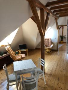 イェーナにあるattraktives 2-Zimmer-Apartment mit Ausblickの屋根裏部屋(テーブル、椅子付)