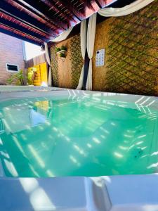 - une grande piscine d'eau dans une maison dans l'établissement Coração Do Oceano Village & SPA, à Penha