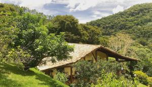 una casa in mezzo a una collina con alberi di Vale das Estrelas - vale das videiras - araras a Petrópolis