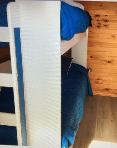 Litera en habitación pequeña con cama en habitación en Condominio Privado a Pasos del Mar, en Pichilemu