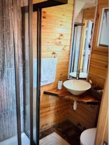 y baño con lavabo y ducha. en Condominio Privado a Pasos del Mar, en Pichilemu