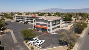 een luchtzicht op een gebouw met een parkeerplaats bij Extend-A-Suites Albuquerque West in Albuquerque