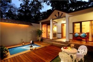 Bazén v ubytování Carmelia Haven Resort Thekkady nebo v jeho okolí