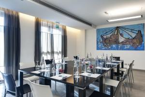 Um restaurante ou outro lugar para comer em Smy Aran Blu Roma Mare