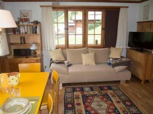 a living room with a couch and a table at Ferienwohnung Chalet Zwirbeli in Adelboden