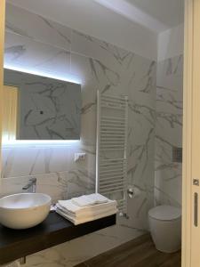 福賈的住宿－B&B La maison foggia，一间带水槽和镜子的浴室