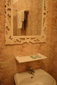 y baño con lavabo y espejo. en Hotel La Selce, en Monselice