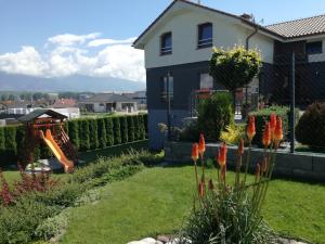Ein Garten an der Unterkunft Pension Lunatyk