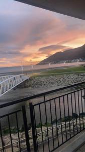 una vista de un puente sobre el océano al atardecer en Newcastle Seafront Apartment with Wifi and Parking en Newcastle