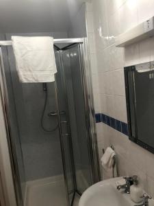 y baño con ducha y lavamanos. en Newcastle Seafront Apartment with Wifi and Parking en Newcastle