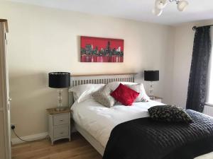 um quarto com uma cama com dois candeeiros em Newcastle Seafront Apartment with Wifi and Parking em Newcastle