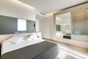 Cama ou camas em um quarto em Smy Aran Blu Roma Mare