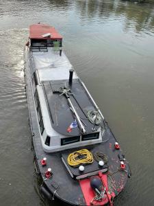 Ein kleines Boot sitzt im Wasser in der Unterkunft Péniche Nidd in Dannemarie