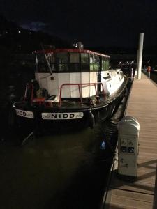 un barco está atracado en un muelle por la noche en Péniche Nidd, en Dannemarie