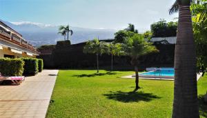 Der Swimmingpool an oder in der Nähe von Elegant and Peaceful Aparments with Pool and Garden