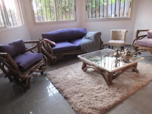 a living room with couches and a coffee table at Villa à Odza borne 12 Aéroport a 10min in Yaoundé