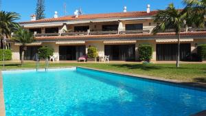 Der Swimmingpool an oder in der Nähe von Elegant and Peaceful Aparments with Pool and Garden