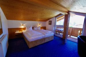 Ένα ή περισσότερα κρεβάτια σε δωμάτιο στο Hotel-Pension Heike