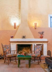 A seating area at Hotel Almejí