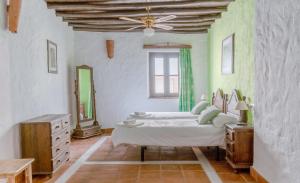 A bed or beds in a room at Hotel Almejí