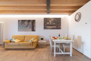 a living room with a couch and a table at Casa ALMA in Colico