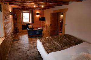 a bedroom with a bed and a living room at Un R de Mémises in Thollon