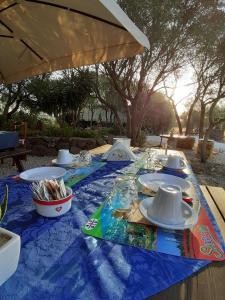 una mesa con un mantel azul con platos en ella en Agriturismo Pira Pinta, en Dorgali