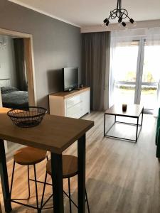 Sala de estar con cama y mesa de comedor en Apartament na Skrzypka en Cieszyn