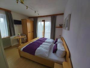 Posteľ alebo postele v izbe v ubytovaní B&B Pension Karlsdorfer Hof