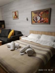 Postel nebo postele na pokoji v ubytování neu gudauri loft2 с видом на горы