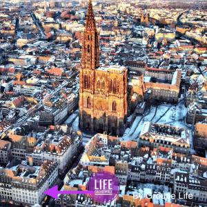 une vue aérienne sur une ville avec une tour d'horloge dans l'établissement LIFE CATHEDRALE City-Center Place Gutenberg, à Strasbourg