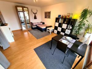 een woonkamer met een tafel en een bank bij Apartment am Wendelinus Bad Kissingen in Bad Kissingen