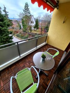 een patio met een tafel en stoelen op een balkon bij Apartment am Wendelinus Bad Kissingen in Bad Kissingen
