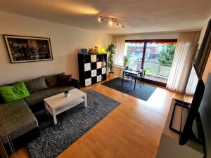 uma sala de estar com um sofá e uma mesa em Apartment am Wendelinus Bad Kissingen em Bad Kissingen