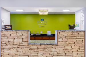 a lobby of a gymnasium with a green wall at Quality Inn & Suites Metropolis I-24 in Metropolis +27 photos